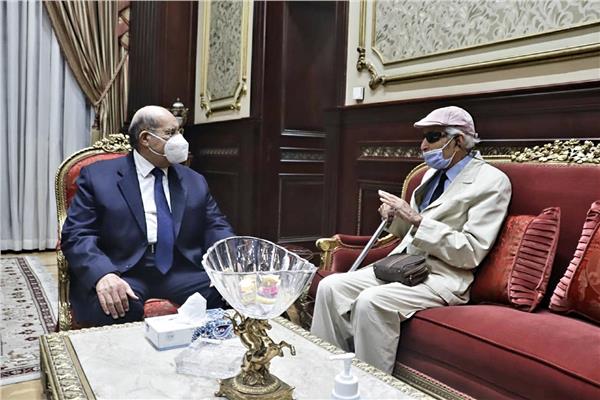 رئيس مجلس الشيوخ يتسلم درع اللجنه المصريه للتضامن من الوزير الصحة الاسبق‎  