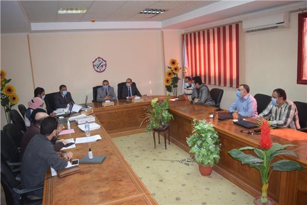 لجنة الإشتراطات العمرانية والبنائية بسوهاج تواصل أعمالها بالجامعة. 