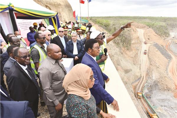 وزيرا الكهرباء والإسكان خلال الاحتفال ببدء بناء سد نيريري