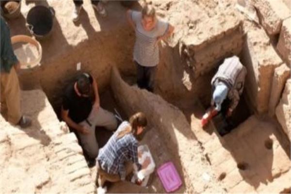 حفائر الآثار بمنطقة شيحة شمال غرب أسوان