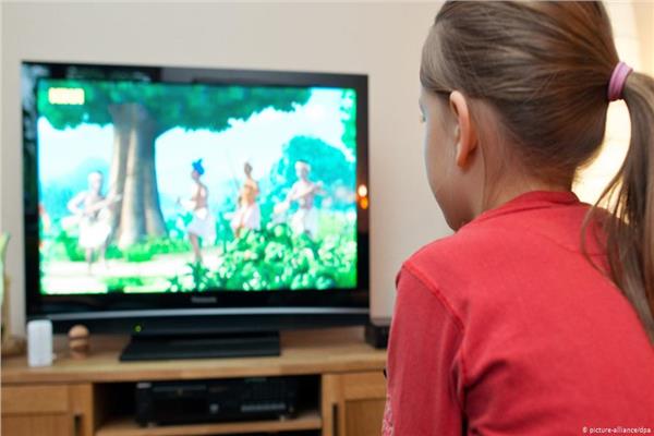 5 مخاطر لجلوس الأطفال أمام التلفاز لفترات طويلة
