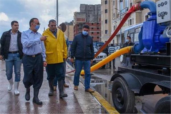 محافظ الإسكندرية يتابع رفع تراكمات مياه 