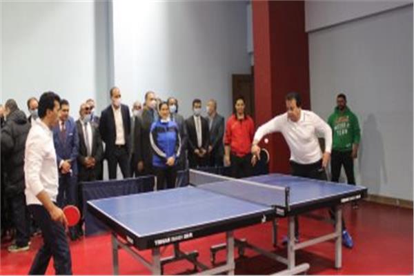 وزير التعليم العالي يتحدى وزير الرياضة في مباراة «تنس طاولة»
