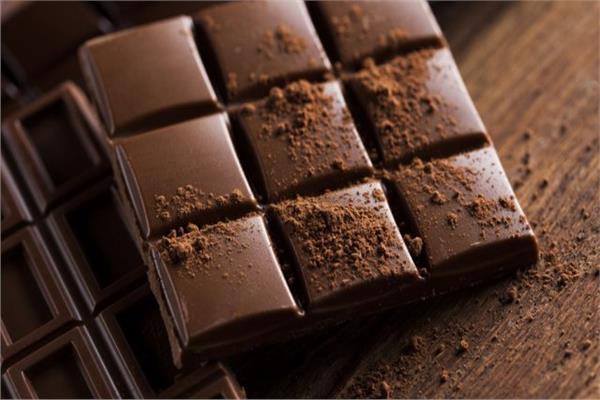 سحر«الشوكولاتة الداكنة» .. تخفض ضغط الدم وتحمي من أمراض القلب