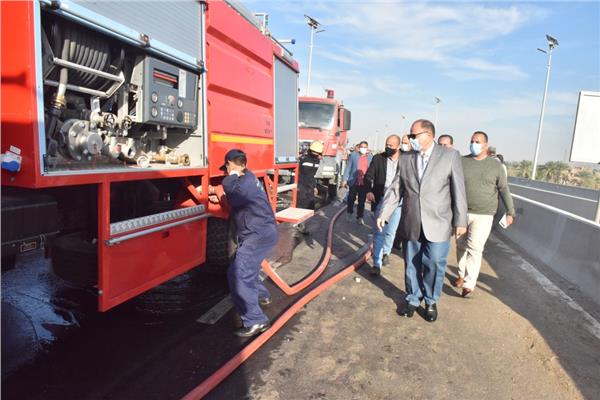 محافظ أسيوط يتفقد موقع حريق سيارة محملة بالمواد البترولية