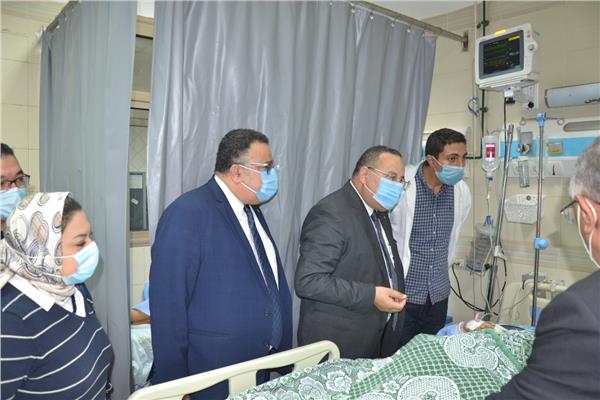  رئيس جامعة الإسكندرية يزور الموظفة المصابة بكلية الطب 