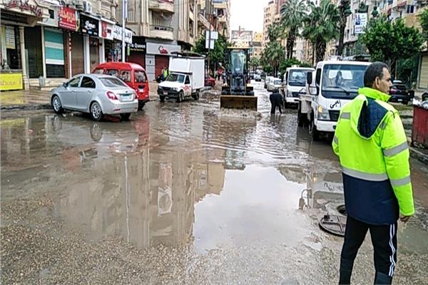 أمطار غزيرة وعواصف تضرب الإسكندرية.. والدفع بـ 128 سيارة شفط 