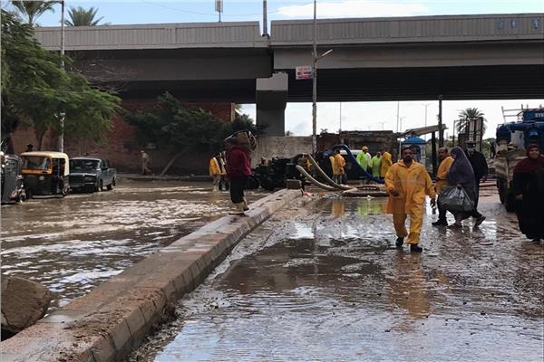 محافظ الإسكندرية تدعيم المناطق الأكثر تضررا بالأمطار بسيارات شفط إضافية 