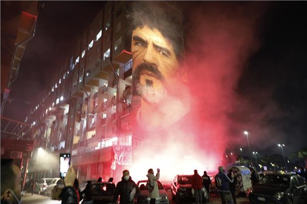 جماهير نابولي أمام جدارية مارادونا
