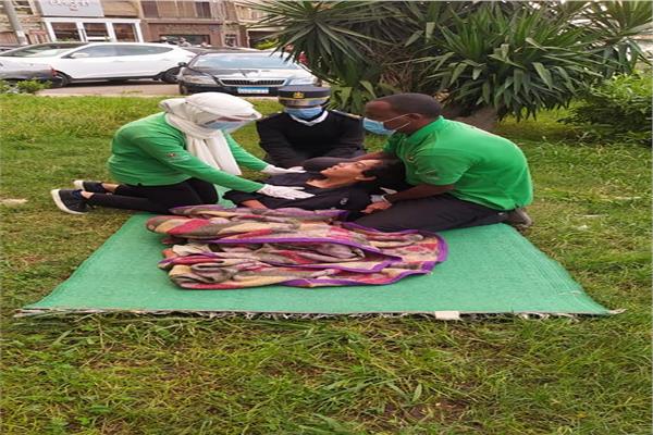فريق أطفال وكبار بلا مأوى ينقذ سيدة وابنائها مقيمين في حديقة بالقاهرة