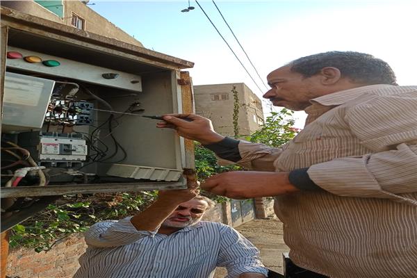 رفع القمامة وصيانة الكهرباء في حي ثالث الجمعة