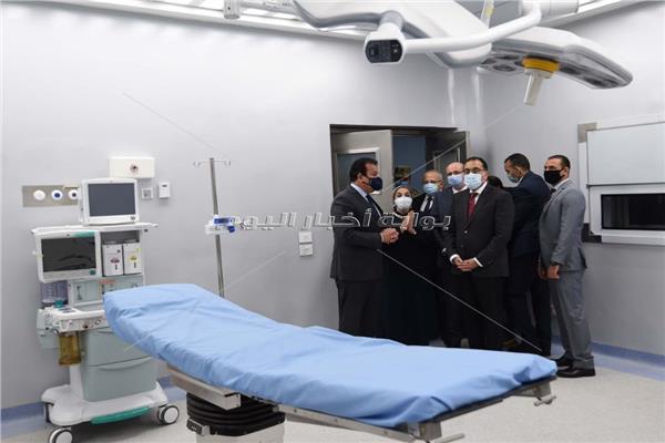 رئيس الوزراء يتفقد مستشفى استقبال القصر العيني