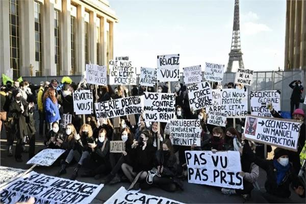 صورة لاحتجاجات سابقى ضد قانون الامن الشامل فى باريس (اف ب)