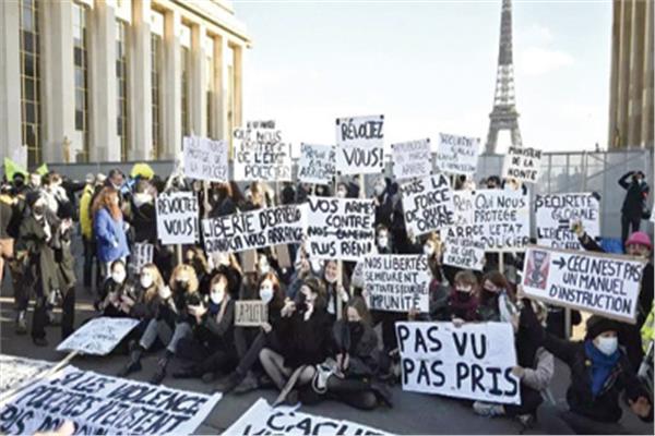 تظاهرة فى ساحة تروكاديرو امام برج ايفل فى باريس «صورة من اف ب»