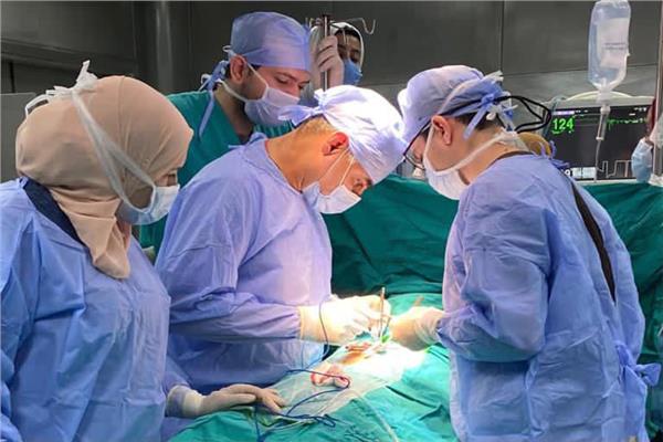 الأطباء أثناء إجراء عملية قلب مفتوح 