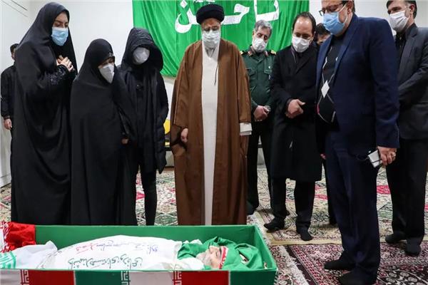 رئيس السلطة القضائية في إيران أمام جثمان العالم محسن فخري زاده بحضور عائلته في طهران 