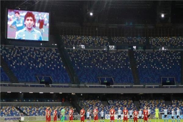 لاعبي نابولي وروما يصطفون أمام صورة لمارادونا