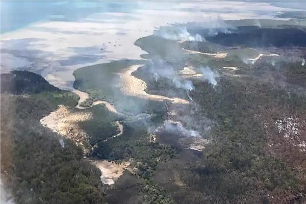  مشهد من الجو لحرائق غابات في جزيرة فريزر قبالة الساحل الشرقي لاستراليا 