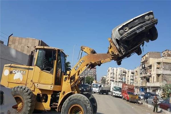 رفع السيارات المتهالكة بشوارع حي العرب 