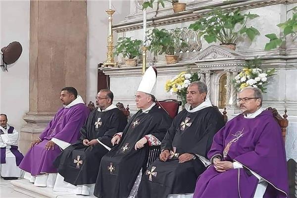السفير الباباوي بمصر يترأس صلاة القداس الإلهي 
