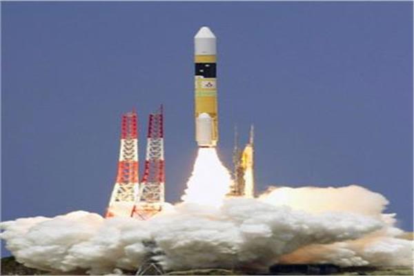 صورة صاروخ النقل «سويوز» يحمل إلى الفضاء أقمارا صناعية وأجهزة