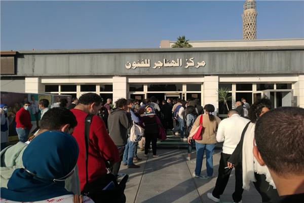 صورة من اقبال الجمهور علي عروض المهرجان