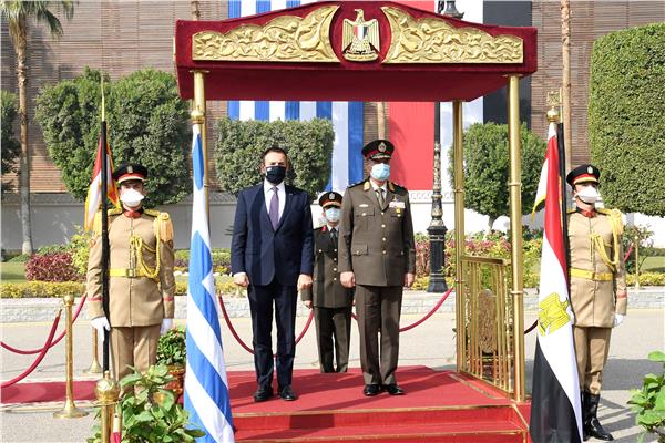 وزير الدفاع يلتقي نظيره اليوناني خلال زيارته الرسمية لمصر