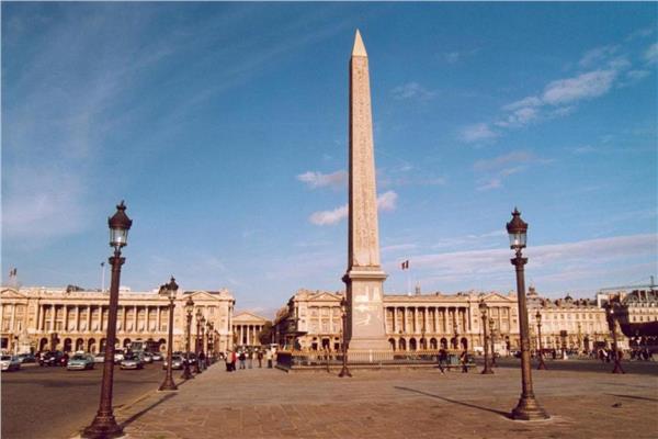  المسلة الفرعونية منتصبة في ساحة الكونكورد الباريسية