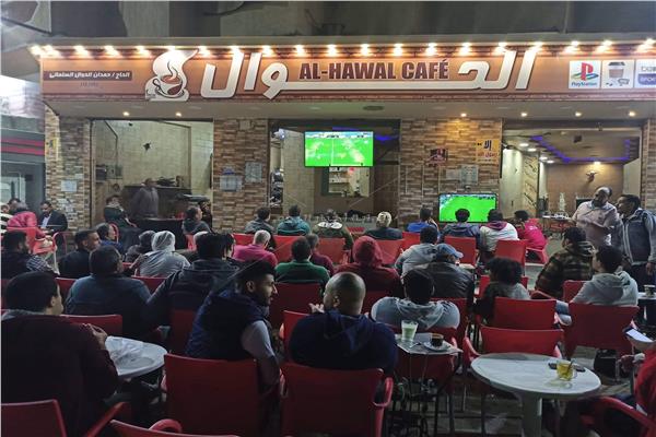 جماهير الكرة يتابعون مباراة نهائي كأس مصر علي المقاهي