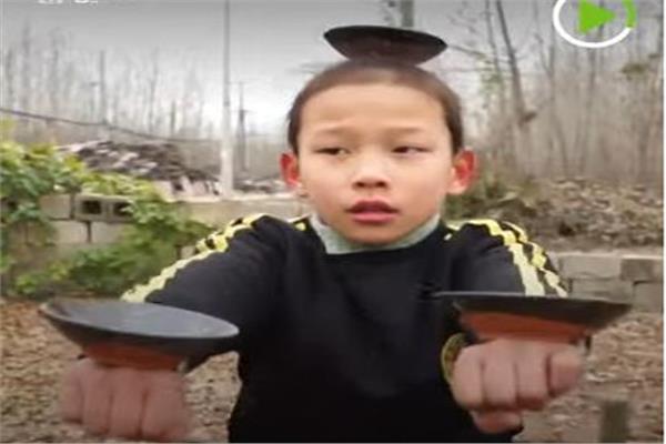 صيني يدرّب أطفاله على الفنون القتالية
