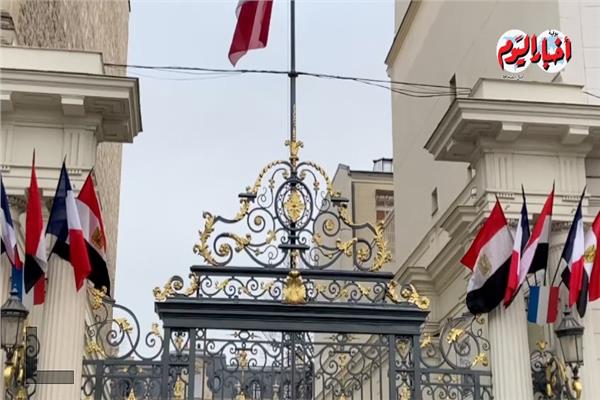 شاهد | الأعلام المصرية تزين قصر الإليزيه قبل بدء مباحثات السيسي وماكرون