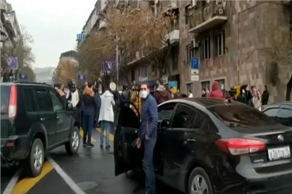 محتجون يغلقون الشوارع بالعاصمة الأرمينية