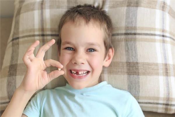 أسباب ظهور "أسنان القرش" للأطفال 
