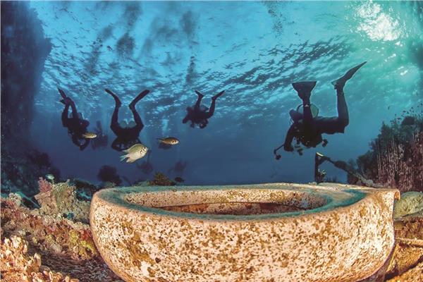 هواة الغطس يتمتعون بجمال الشعب المرجانية بالبحر الأحمر
