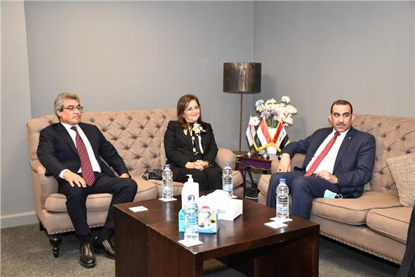  وزيرة التخطيط والتنمية الاقتصادية خلال لقاءها وزير التخطيط العراقي