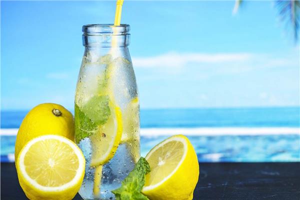 شرب الماء مع الليمون