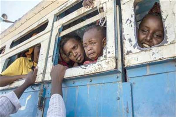 ■ لاجئو تيجراى الذين فروا من الصراع يستقلون حافلة إلى ملجأ بالقرب من الحدود مع السودان