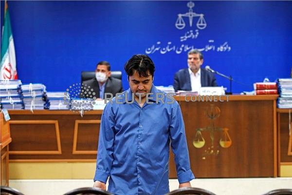 الصحفي روح الله زم أثناء محاكمته في طهران (ارشيفية رويترز)