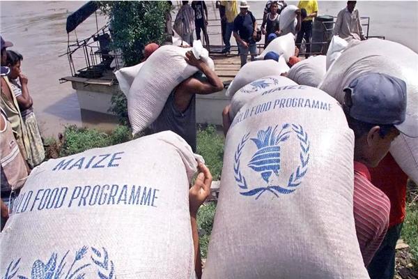 سكان محليون يحملون أكياساً من الذرة قدمها برنامج الأغذية العالمي في نيكاراجوا ( أ ف ب)