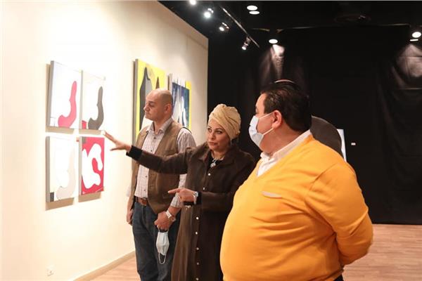 خالد جلال خلال افتتاح معرض "الأحجية"