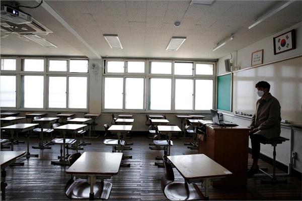 كوريا الجنوبية تغلق المدارس مع ارتفاع الإصابات بكوفيد-19