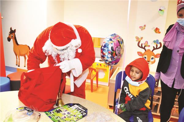 بابا نويل يداعب أطفال الصعيد
