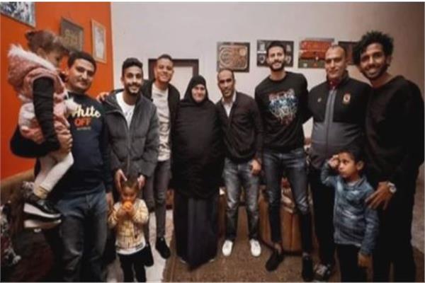 والدة الراحل محمد عبد الوهاب تكشف كواليس زيارة لاعبي الأهلي