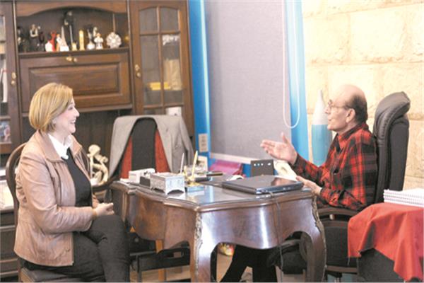  الفنان محمد صبحى خلال حواره مع الكاتبة الصحفية آمال عثمان