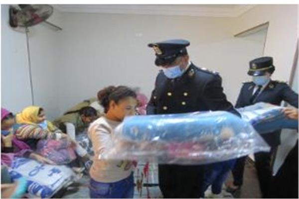 ضباط حقوق الإنسان بالداخلية يوزعون الهدايا 