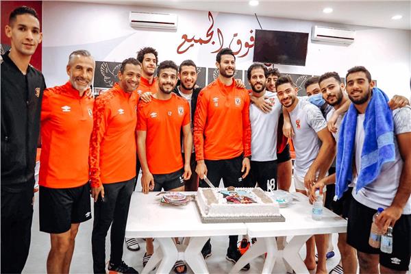 لاعبو الأهلي يحتفلون بعيد ميلاد الشناوي
