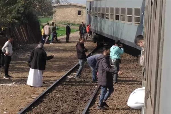 بسبب كسر "إبرة التحويلة".. "قطار منوف" يترك عربتين بمحطة الحلواصي| صور