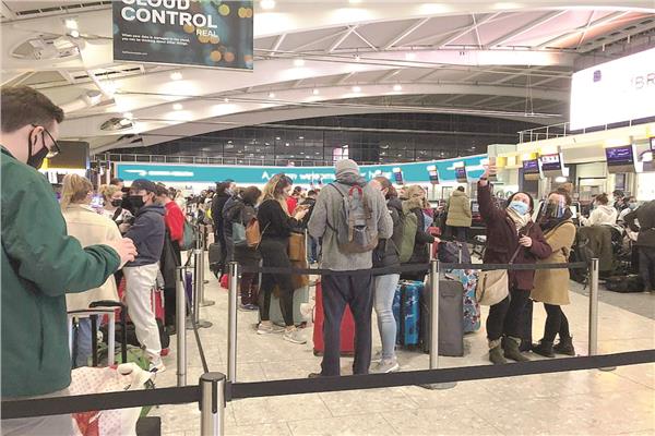 مسافرون يتكدسون فى مطار هيثرو لمغادرة لندن قبل لحظات من حظر السفر