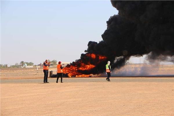 صور مطار أبو سمبل ينفذ تجربة حدوث انفجار لإطار إحدى الطائرات فور هبوطها 