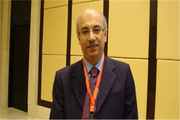 الدكتور أشرف عمر، أستاذ الكبد والأمراض المعدية بالقصر العيني